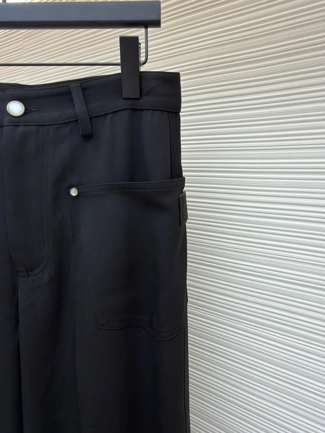LOUIS VUITTON trousers with back earrings ●Original version: Purchased and developed for 12900 ●Item number: 1680814-A80 ●Fabric: Sheep spinning fabric ●Technology: Made on positioning cutting machine ●Version: Loose version ●Weight: about 680 grams ●Size: 46-48-50-52 ●Description: Using newly sheared sheep wool spinning and dyeing fabrics, high-speed rapier weaving in a dust-free and static-free workshop , double-sided weave, reverse satin texture, front messy texture, matching 60s cotton imitation Tencel twill lining, back pocket template motorcycle leather embossed embossed seal, 3# Swiss tooth bronze square slider, closed zipper, and the Saddle leather patch on the back pocket complement each other. The I-shaped buckle + rivets are made of bronze material with a bronze base. The molded pure natural pearl flat nails and buttons are laser-engraved in the later stage to make each one unique, and the overall vision has a halo effect. The overall wiring is straight and delicate, the fabric is comfortable and soft, and the color is consistent without color difference. It can be matched with the same style to create a fashionable look and control various occasions. Customized accessories, complete with three standards, same style for men and women!